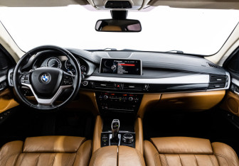 Подержанный автомобиль BMW X6 2015 года (10 фото)