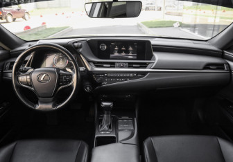 Подержанный автомобиль Lexus ES 2019 года (14 фото)