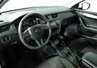 Подержанный автомобиль Skoda Octavia Liftback 2018 года (11 фото)