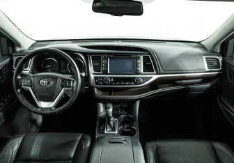 Подержанный автомобиль Toyota Highlander 2014 года (13 фото)