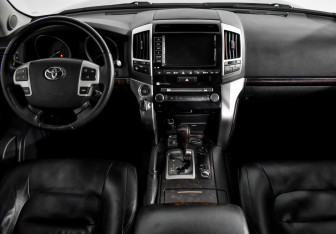 Подержанный автомобиль Toyota Land Cruiser Suv 2012 года (16 фото)