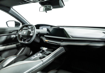 Подержанный автомобиль Changan UNI-V 2023 года (9 фото)