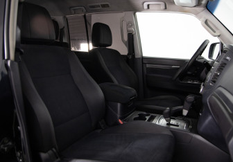 Подержанный автомобиль Mitsubishi Pajero 2006 года (11 фото)