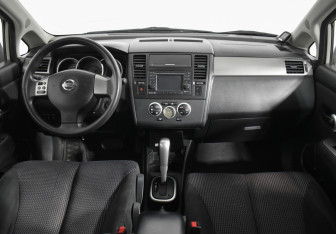 Подержанный автомобиль Nissan Tiida Hatchback 2013 года (13 фото)