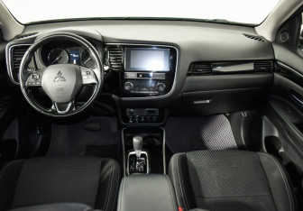 Подержанный автомобиль Mitsubishi Outlander 2019 года (15 фото)