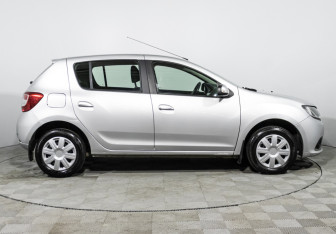 Подержанный автомобиль Renault Sandero 2016 года (4 фото)