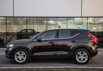 Подержанный автомобиль Volvo XC40 2019 года (9 фото)