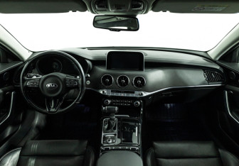 Подержанный автомобиль Kia Stinger 2018 года (13 фото)