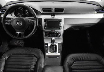 Подержанный автомобиль Volkswagen Passat Sedan 2011 года (13 фото)