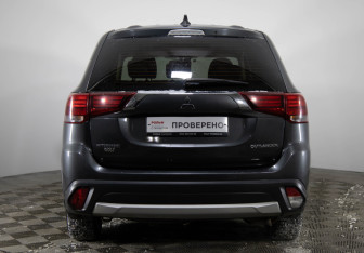 Подержанный автомобиль Mitsubishi Outlander 2018 года (6 фото)