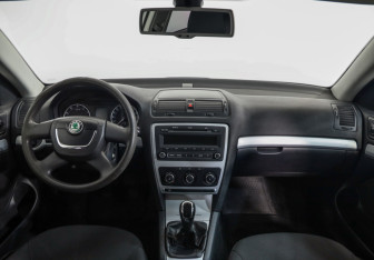 Подержанный автомобиль Skoda Octavia Liftback 2011 года (9 фото)