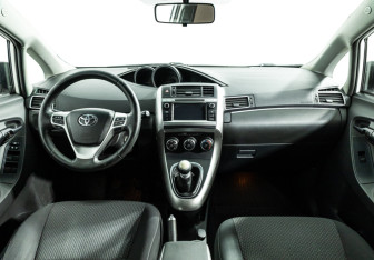 Подержанный автомобиль Toyota Verso 2013 года (13 фото)