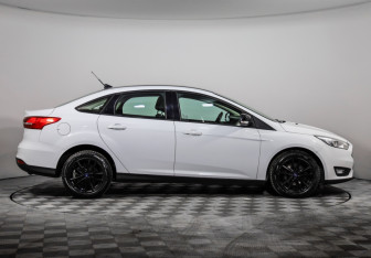 Подержанный автомобиль Ford Focus Sedan 2017 года (4 фото)