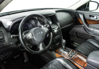 Подержанный автомобиль Infiniti FX 2012 года (11 фото)