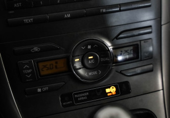 Подержанный автомобиль Toyota Auris Hatchback 2007 года (14 фото)