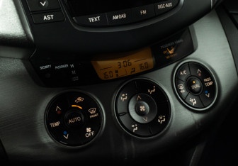 Подержанный автомобиль Toyota RAV4 2011 года (15 фото)