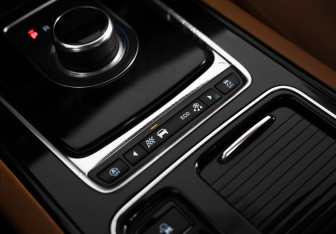Подержанный автомобиль Jaguar XE 2018 года (15 фото)
