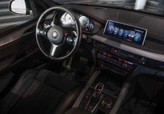 Подержанный автомобиль BMW X5 2017 года (10 фото)