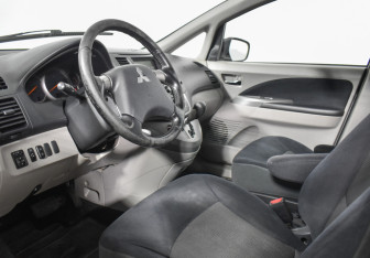 Подержанный автомобиль Mitsubishi Grandis 2008 года (9 фото)