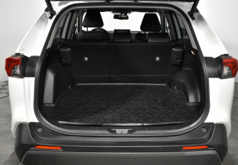 Подержанный автомобиль Toyota RAV4 2020 года (21 фото)