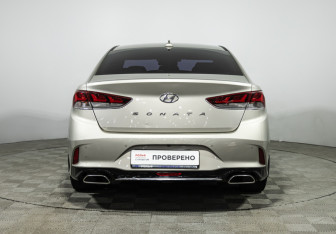 Подержанный автомобиль Hyundai Sonata 2017 года (6 фото)