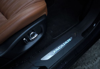 Подержанный автомобиль Jaguar F-Pace 2018 года (39 фото)