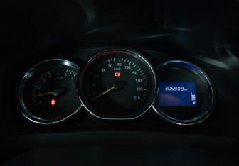 Подержанный автомобиль Renault Logan Sedan 2015 года (13 фото)