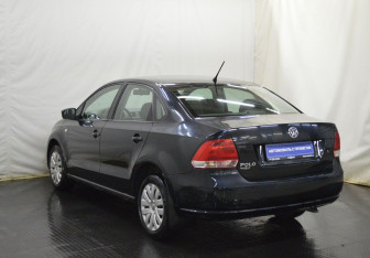 Подержанный автомобиль Volkswagen Polo Sedan 2013 года (7 фото)