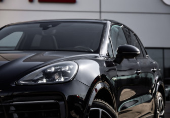 Подержанный автомобиль Porsche Cayenne 2019 года (2 фото)