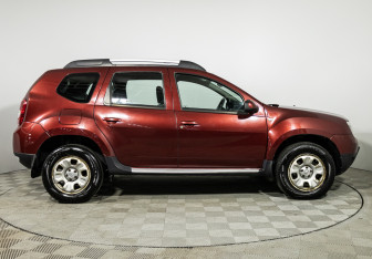 Подержанный автомобиль Renault Duster 2014 года (4 фото)