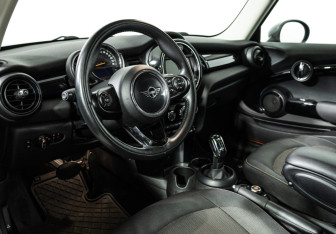 Подержанный автомобиль MINI Hatch 2018 года (11 фото)