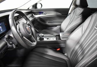 Подержанный автомобиль Hongqi H5 2023 года (10 фото)