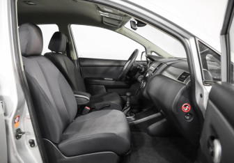 Подержанный автомобиль Nissan Tiida Hatchback 2008 года (18 фото)