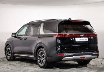 Подержанный автомобиль Kia Carnival 2022 года (7 фото)