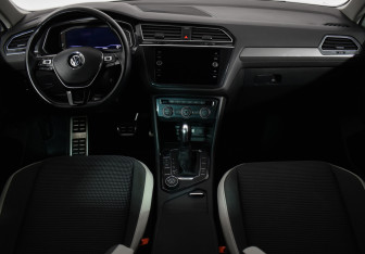 Подержанный автомобиль Volkswagen Tiguan 2020 года (14 фото)
