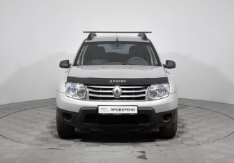 Подержанный автомобиль Renault Duster 2014 года (2 фото)