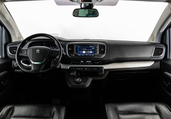 Подержанный автомобиль Peugeot Traveller 2020 года (10 фото)