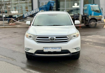 Подержанный автомобиль Toyota Highlander 2010 года (2 фото)