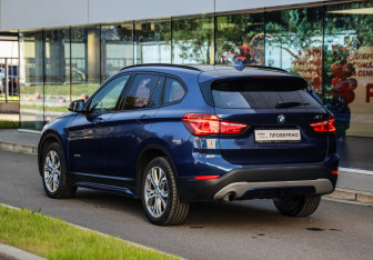Подержанный автомобиль BMW X1 2017 года (8 фото)