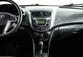 Подержанный автомобиль Hyundai Solaris Hatchback 2013 года (14 фото)