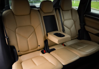 Подержанный автомобиль Porsche Cayenne 2014 года (31 фото)