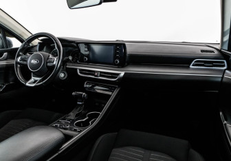 Подержанный автомобиль Kia K5 2021 года (11 фото)