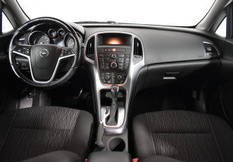 Подержанный автомобиль Opel Astra Hatchback 2013 года (11 фото)