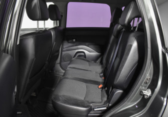 Подержанный автомобиль Citroen C-Crosser 2010 года (11 фото)