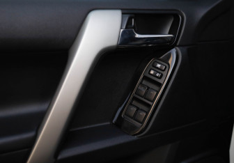 Подержанный автомобиль Toyota Land Cruiser Prado 2014 года (16 фото)
