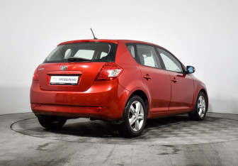 Подержанный автомобиль Kia Ceed Hatchback 2011 года (5 фото)