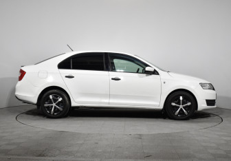 Подержанный автомобиль Skoda Rapid Liftback 2016 года (4 фото)