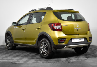 Подержанный автомобиль Renault Sandero 2017 года (7 фото)