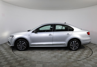 Подержанный автомобиль Volkswagen Jetta Sedan 2018 года (8 фото)