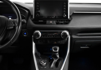 Подержанный автомобиль Toyota RAV4 2020 года (15 фото)